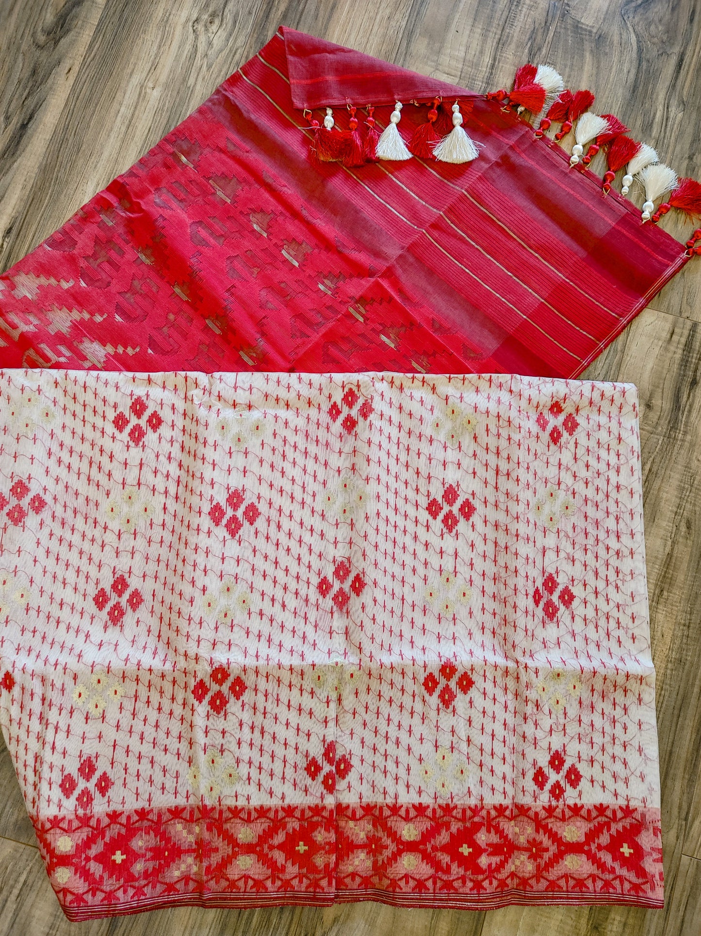 White Red Dhakai Jamdani Saree - Handloom 80 Count
