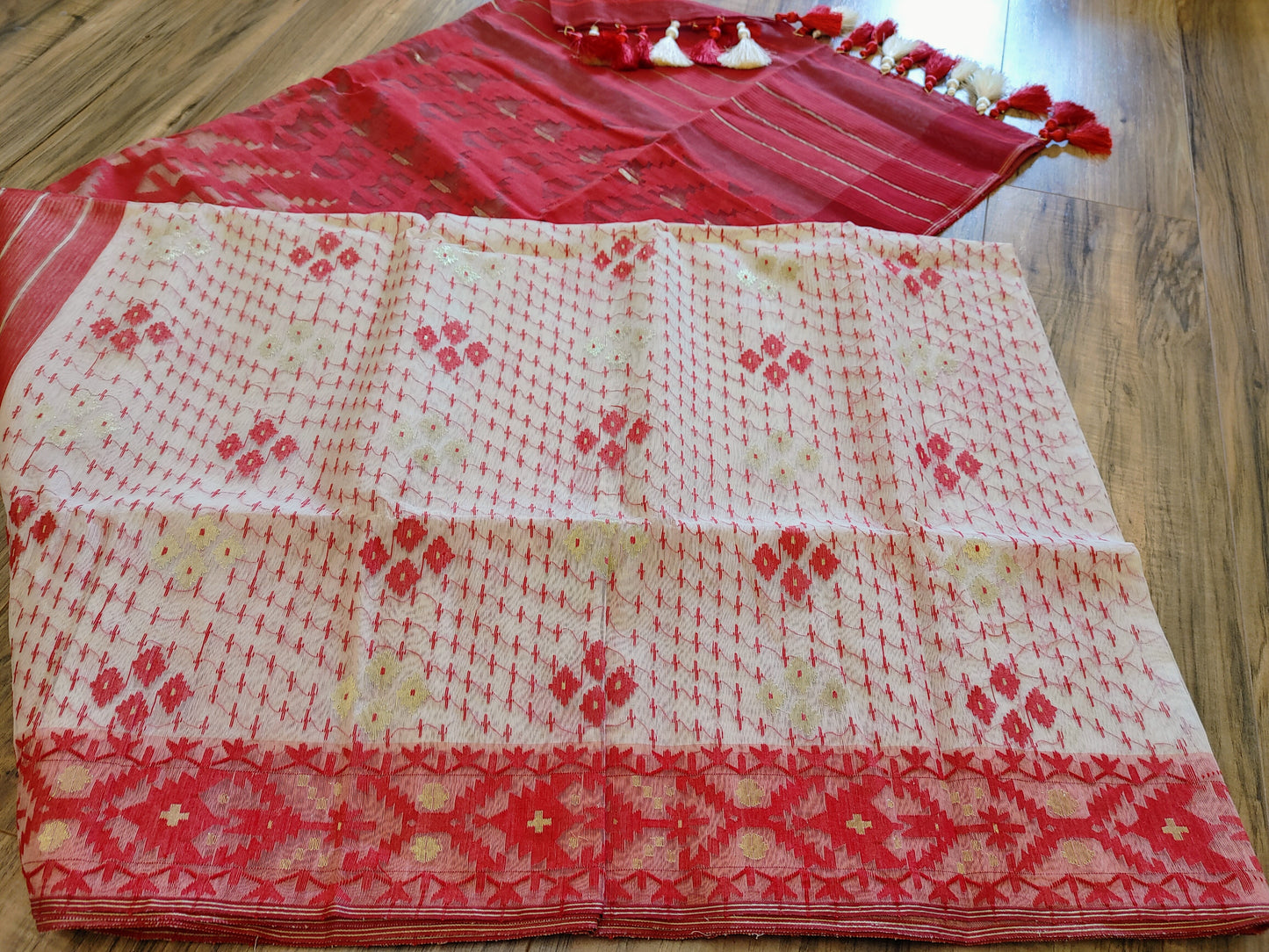 White Red Dhakai Jamdani Saree - Handloom 80 Count