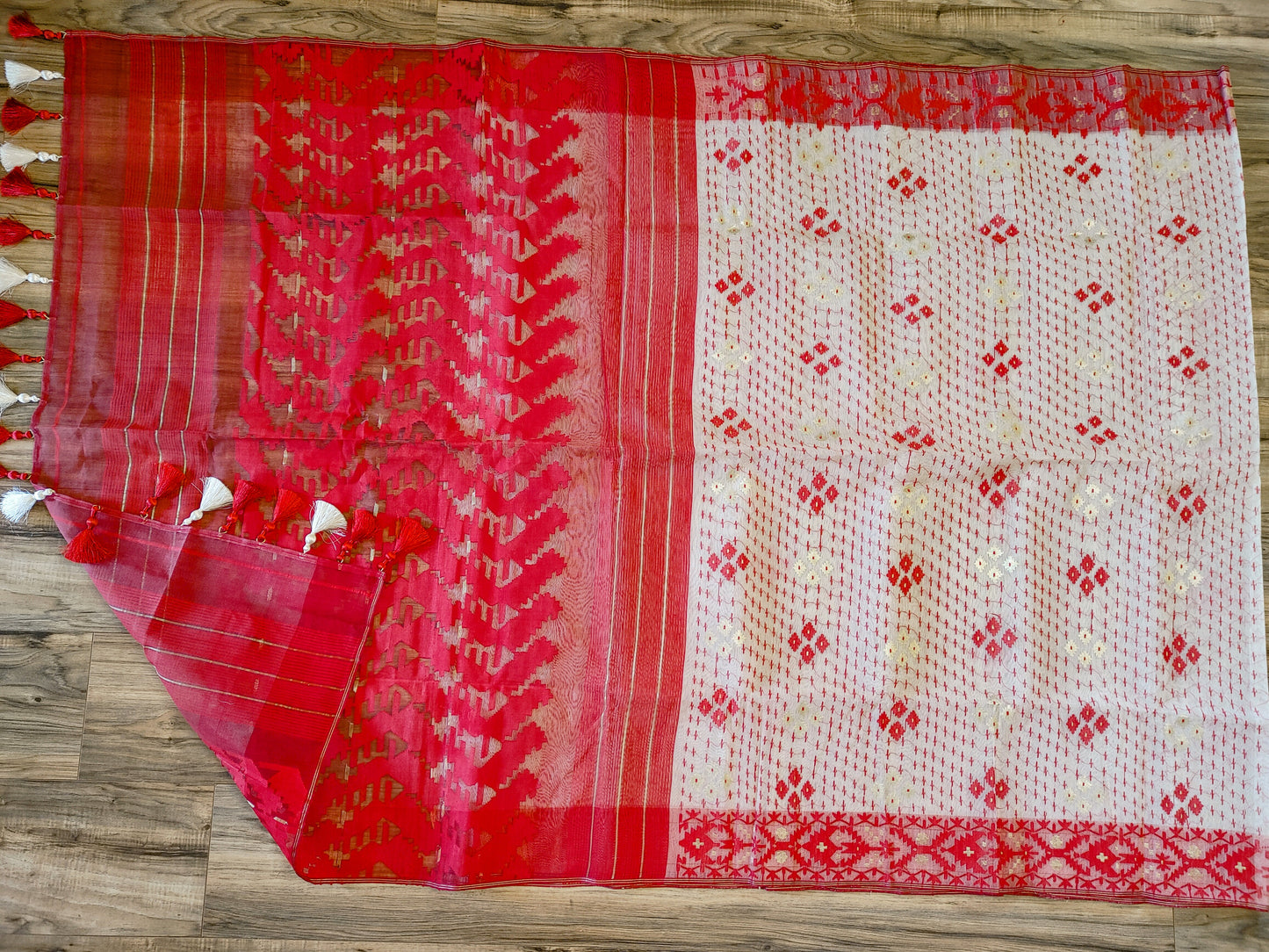 White Red Dhakai Jamdani Saree - Handloom 80 Count