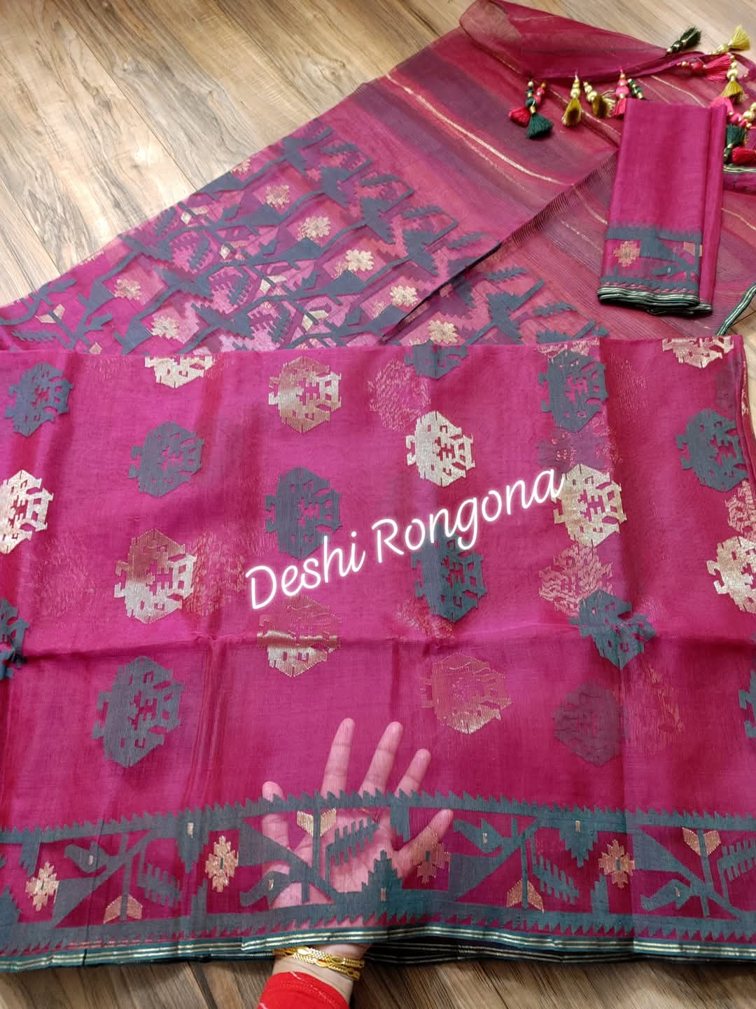 Elegant Magenta Dhakai Jamdani Saree - Handloom Classic