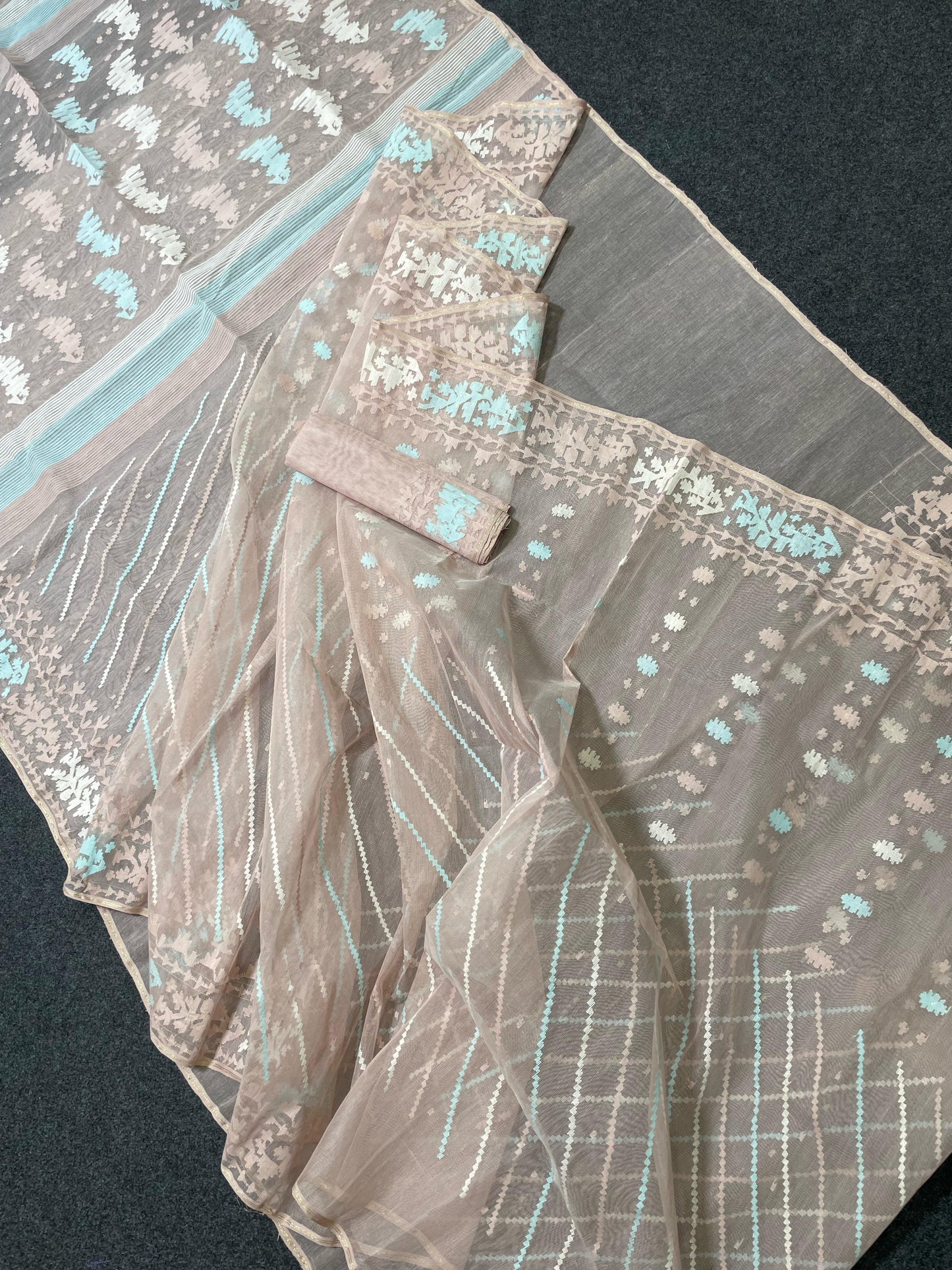 Handwoven Dhakai Jamdani Saree – Rose Mauve
