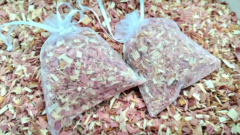 Red Cedar Shavings Sachet in beautiful 3×4 inch white organza bags. Each bag weighs 13 g