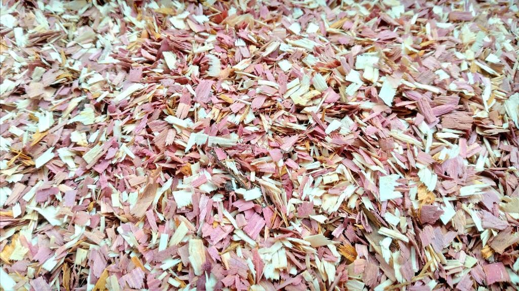 Red Cedar Shavings Sachet in beautiful 3×4 inch white organza bags. Each bag weighs 13 g