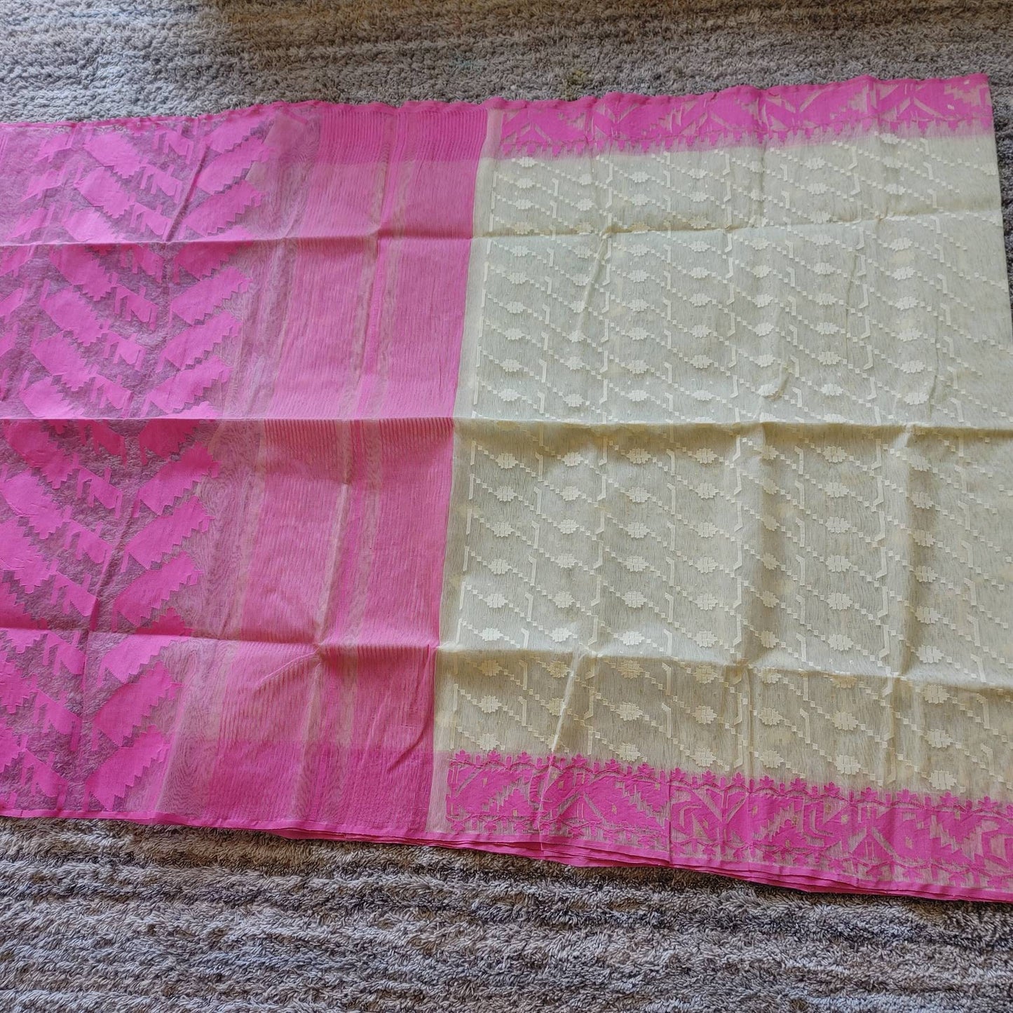 Dhakai Handloom Jamdani Saree, Beautiful Off white/Magenta Contrast thread work all over, 84 count Cotton, Traditional,Elegant,Classy Saree