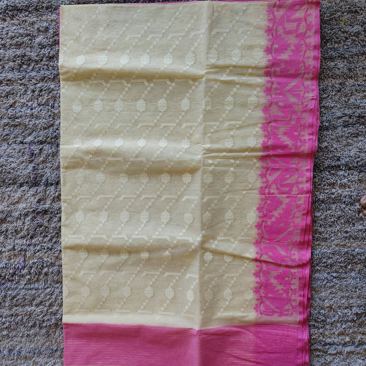 Dhakai Handloom Jamdani Saree, Beautiful Off white/Magenta Contrast thread work all over, 84 count Cotton, Traditional,Elegant,Classy Saree