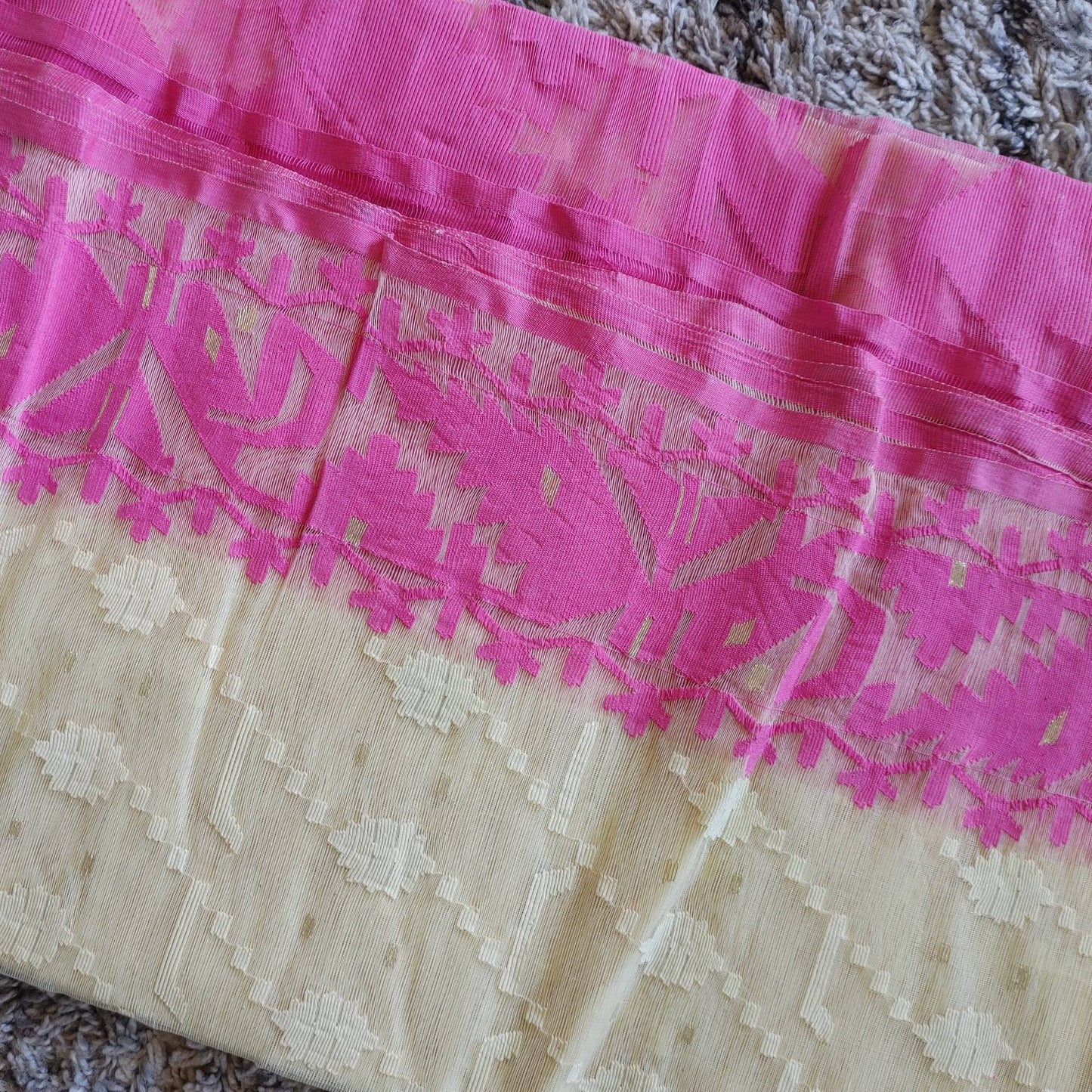 Dhakai Handloom Jamdani Saree, Beautiful Off white/Magenta Contrast thread work all over, 84 count Cotton, Traditional,Elegant,Classy Saree