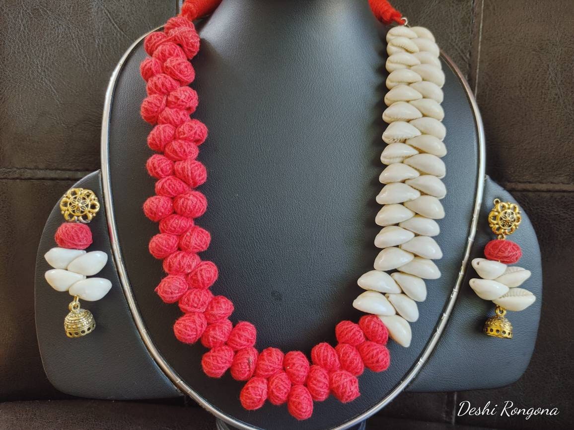 Beautiful Shell Necklace Set, Red white Jewelry, Hand Crafted, Immaculate 100% Natural Snail Shell, Jute ball Vintage Style Handmade Jewelry